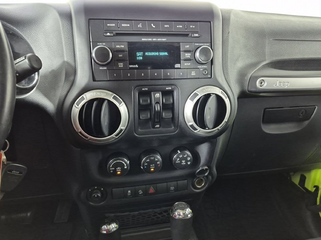 Used 2016 Jeep Wrangler Unlimited Sahara w/ Connectivity Group AWD/4WD image 22
