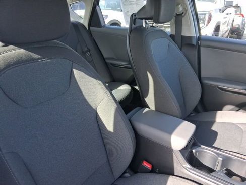 Used 2025 Kia K4 LXS image 12