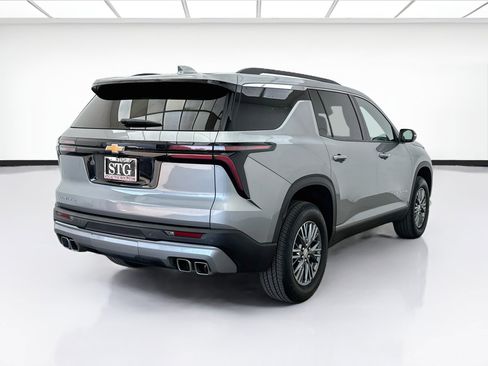 Used 2025 Chevrolet Traverse LT FWD image 4
