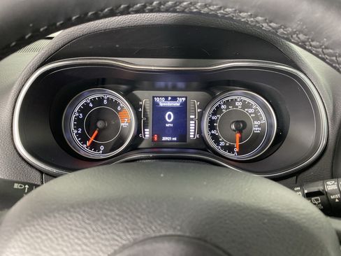 Used 2019 Jeep Cherokee Latitude Plus FWD image 20