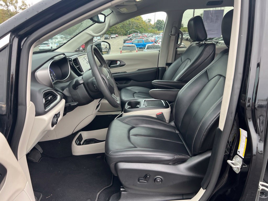 Used 2024 Chrysler Pacifica Touring-L FWD image 6