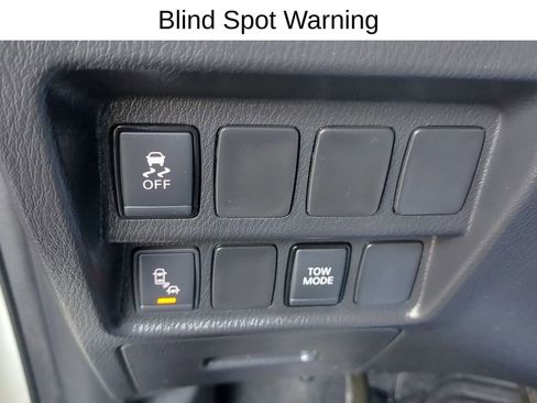 Used 2020 Nissan Pathfinder SV image 21