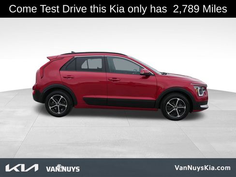 Used 2025 Kia Niro EX image 2