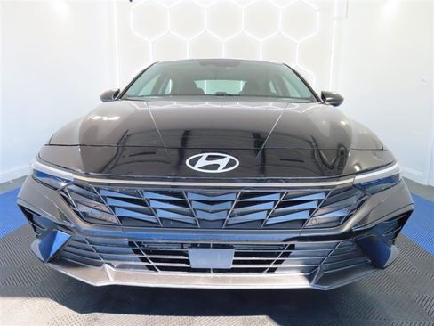 Used 2024 Hyundai Elantra SEL w/ Convenience Package FWD image 3