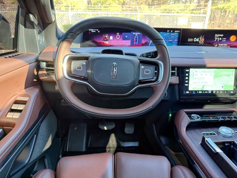 Used 2025 Lincoln Navigator L Reserve image 32