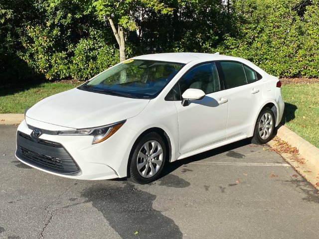 Used 2023 Toyota Corolla LE FWD image 3