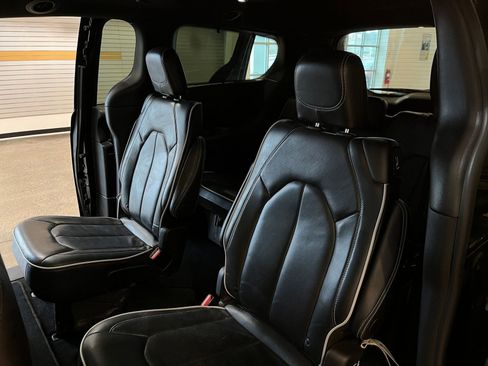 Used 2025 Chrysler Pacifica Limited image 43