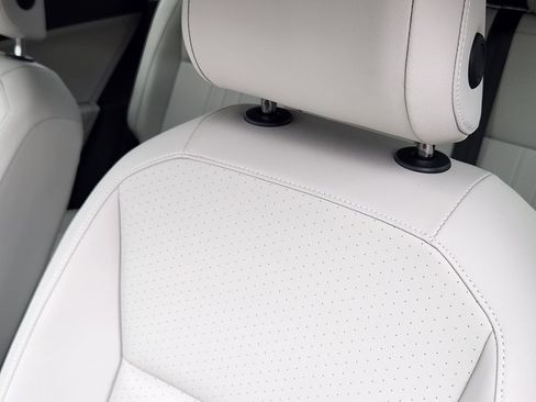 Used 2024 Volkswagen Tiguan SE image 14