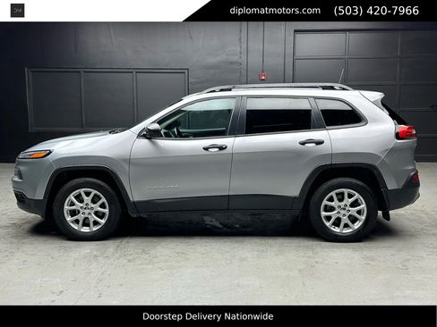 Used 2018 Jeep Cherokee Sport w/ Cold Weather Group image 4
