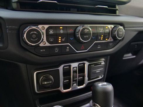 Used 2025 Jeep Wrangler Unlimited Sahara AWD/4WD image 12