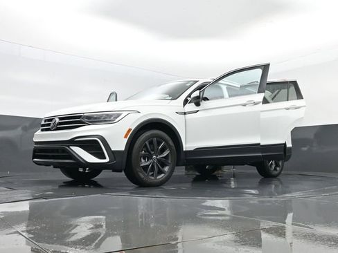 Used 2022 Volkswagen Tiguan SE AWD/4WD image 34