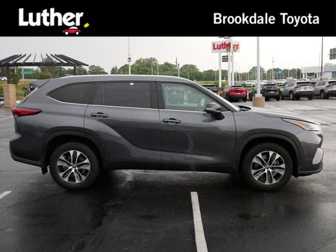 Used 2021 Toyota Highlander XLE AWD/4WD image 1
