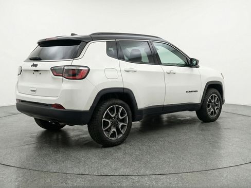Used 2025 Jeep Compass Trailhawk image 9