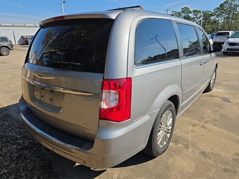 Used 2015 Chrysler Town & Country Limited image 4