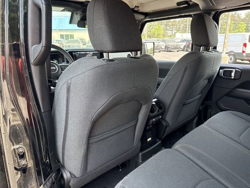 Used 2025 Jeep Wrangler Unlimited Sahara w/ Safety Group AWD/4WD image 19