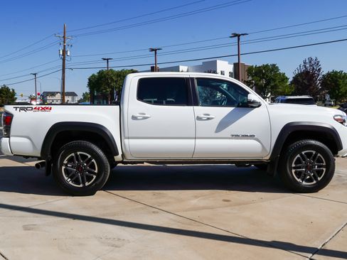 Used 2022 Toyota Tacoma TRD Off-Road w/ Technology Package AWD/4WD image 9