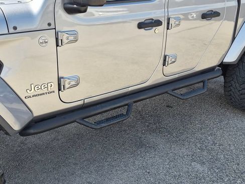 Used 2021 Jeep Gladiator Overland AWD/4WD image 9