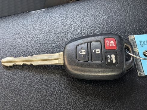 Used 2014 Toyota Camry L image 29