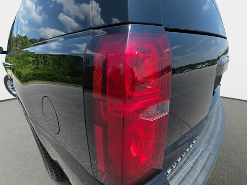 Used 2017 Chevrolet Suburban LS RWD image 35