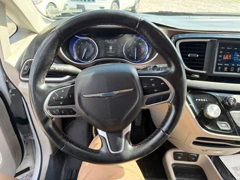 Used 2019 Chrysler Pacifica Touring-L FWD image 20