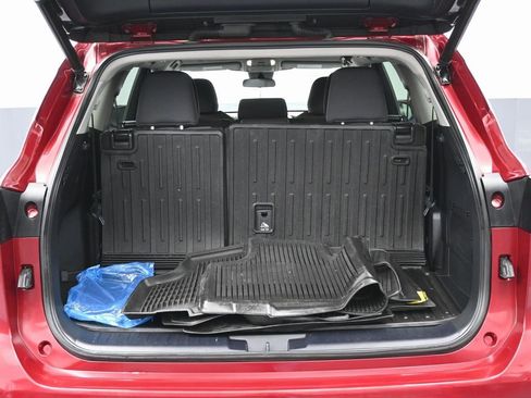 Used 2021 Toyota Highlander LE image 15