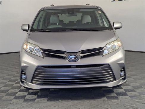 Used 2018 Toyota Sienna XLE w/ XLE Navigation Package image 3