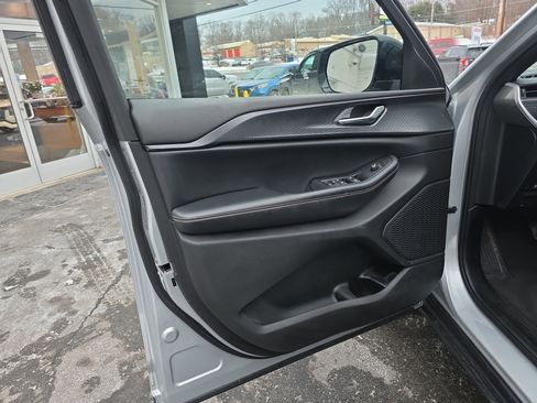 Used 2023 Jeep Grand Cherokee L Laredo image 18