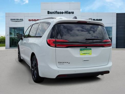 New 2026 Chrysler Pacifica Select image 3