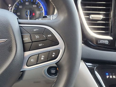 Used 2023 Chrysler Pacifica Touring-L FWD image 14