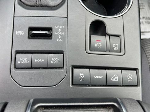 Used 2021 Toyota Highlander LE AWD/4WD image 23