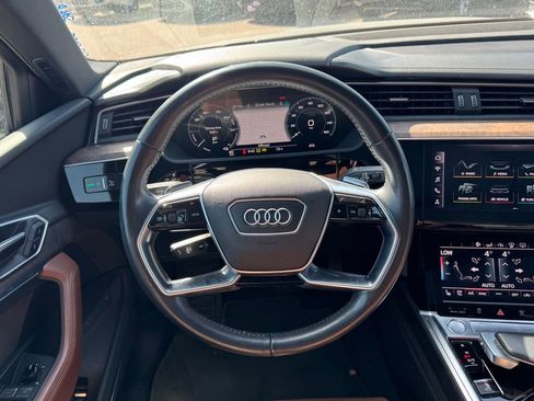 Used 2019 Audi e-tron Prestige w/ Prestige Package AWD/4WD image 11