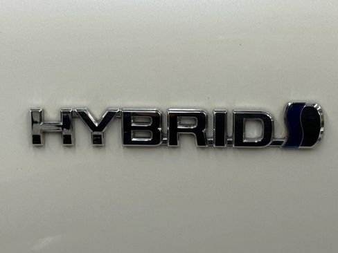 Used 2021 Toyota Venza LE AWD/4WD image 16