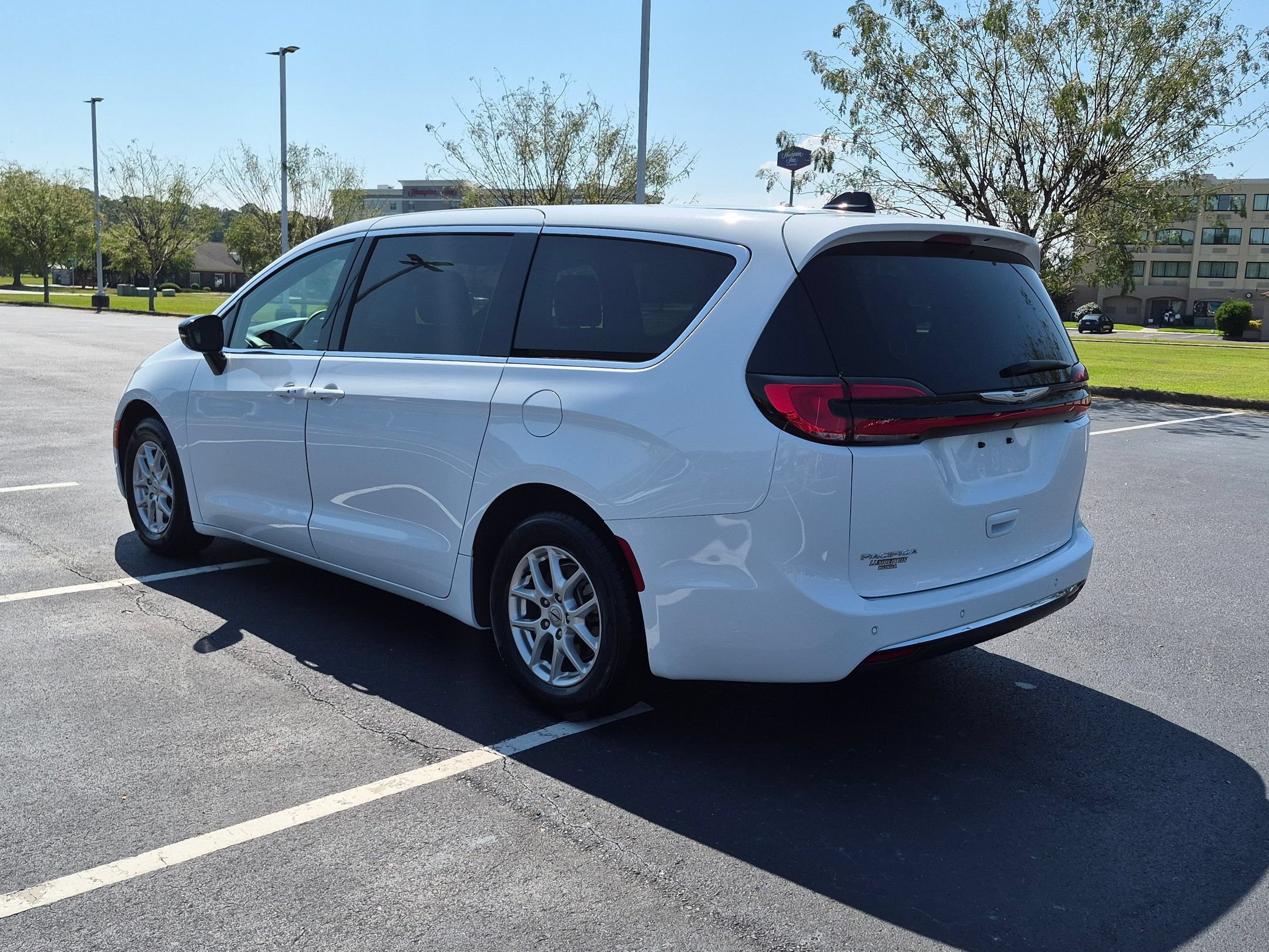 Used 2025 Chrysler Pacifica Select FWD image 5