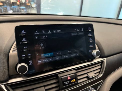 Used 2018 Honda Accord EX image 12