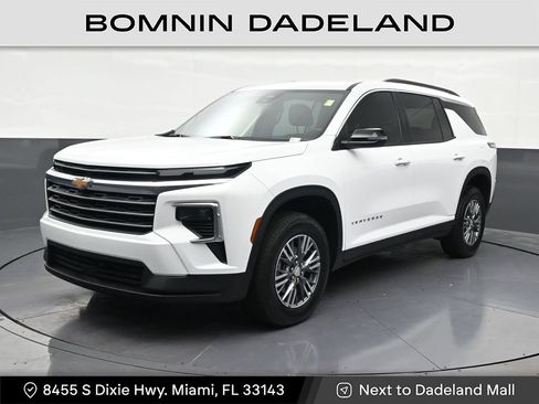 Used 2026 Chevrolet Traverse LT FWD image 1