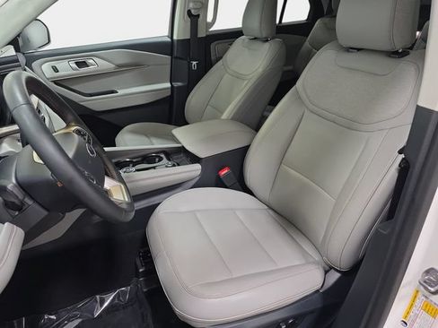 Certified 2025 Ford Explorer Active w/ Active Comfort Package AWD/4WD image 13