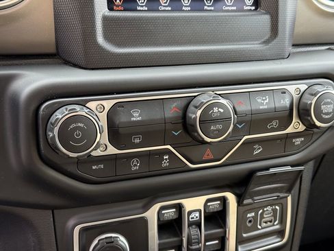 Used 2018 Jeep Wrangler Unlimited Rubicon w/ LED Lighting Group image 25