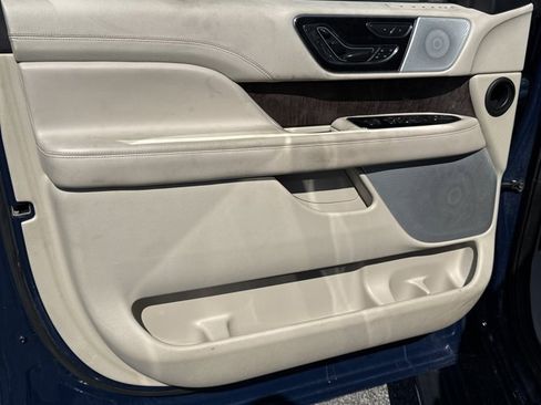 Used 2019 Lincoln Navigator Reserve image 13