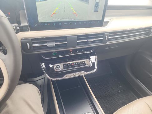 Used 2023 Lincoln Corsair Standard w/ Equipment Group 101A image 34