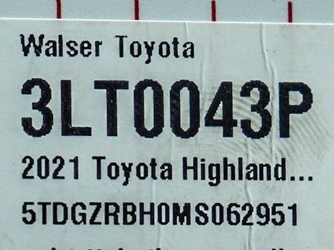 Used 2021 Toyota Highlander XLE AWD/4WD image 27