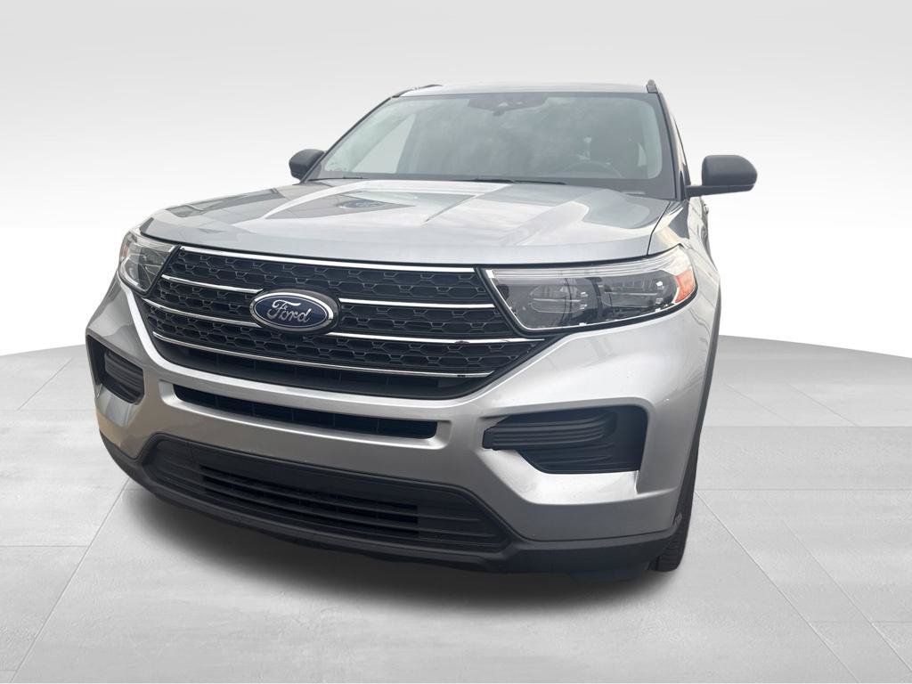 Used 2023 Ford Explorer XLT AWD/4WD image 2