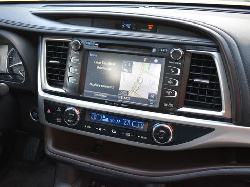 Used 2017 Toyota Highlander XLE FWD image 24