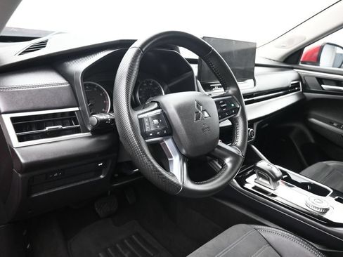 Used 2025 Mitsubishi Outlander AWD image 14