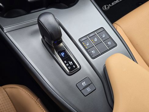 Used 2025 Lexus UX 300h FWD image 28