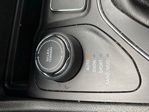 Used 2019 Jeep Cherokee Latitude w/ Popular Appearance Group image 35