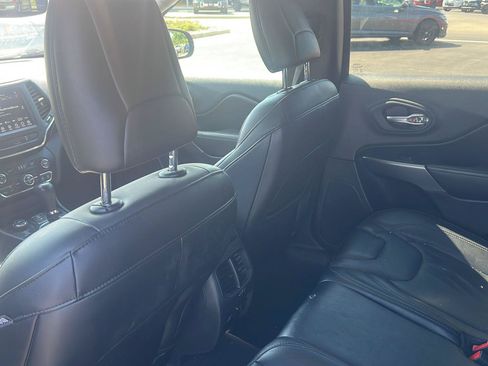 Used 2022 Jeep Cherokee Latitude Lux w/ Mopar Interior Package AWD/4WD image 17