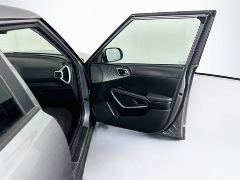Used 2025 Kia Soul LX w/ LX Technology Package FWD image 31