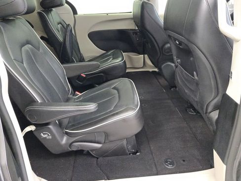 Used 2022 Chrysler Pacifica Limited FWD image 8