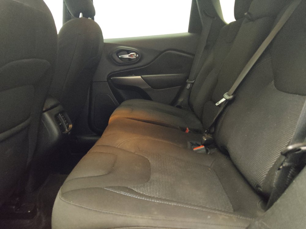 Used 2021 Jeep Cherokee Latitude w/ Mopar Interior Package FWD image 18
