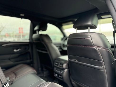 Used 2025 Honda Pilot Black Edition image 19